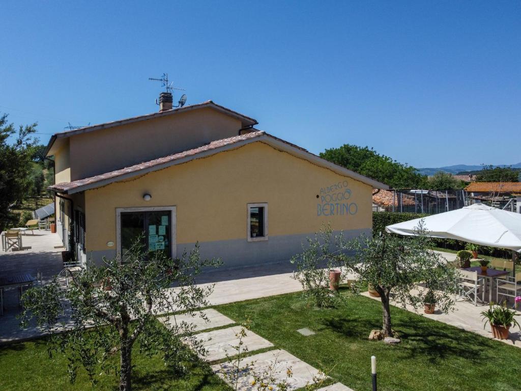 a small house with a garden and a patio at Hotel Poggio Bertino in Montemerano