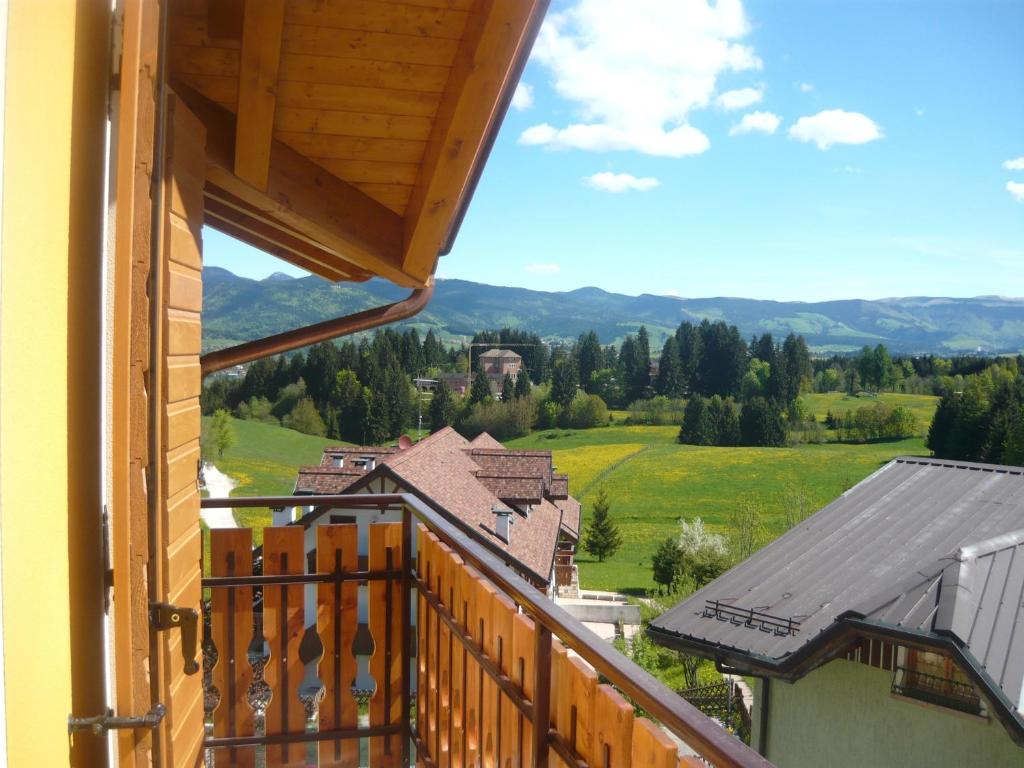 una vista desde el balcón de una casa en Hotel Belvedere, en Roana