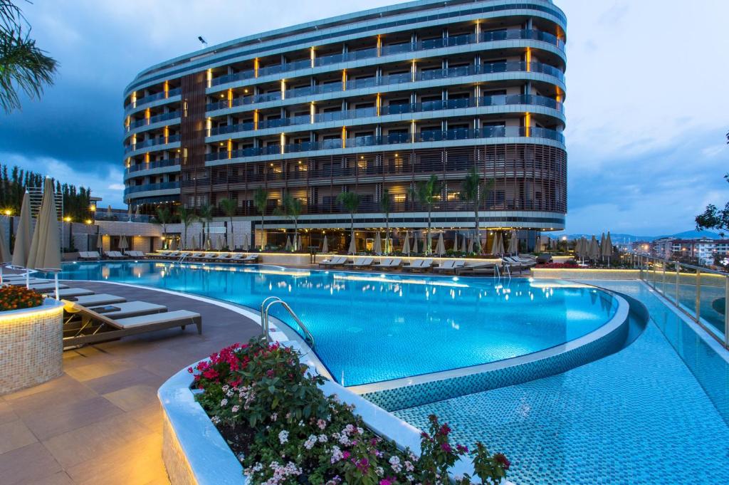 un hotel con piscina frente a un edificio en Michell Hotel & Spa - Adult Only - Ultra All Inclusive, en Alanya