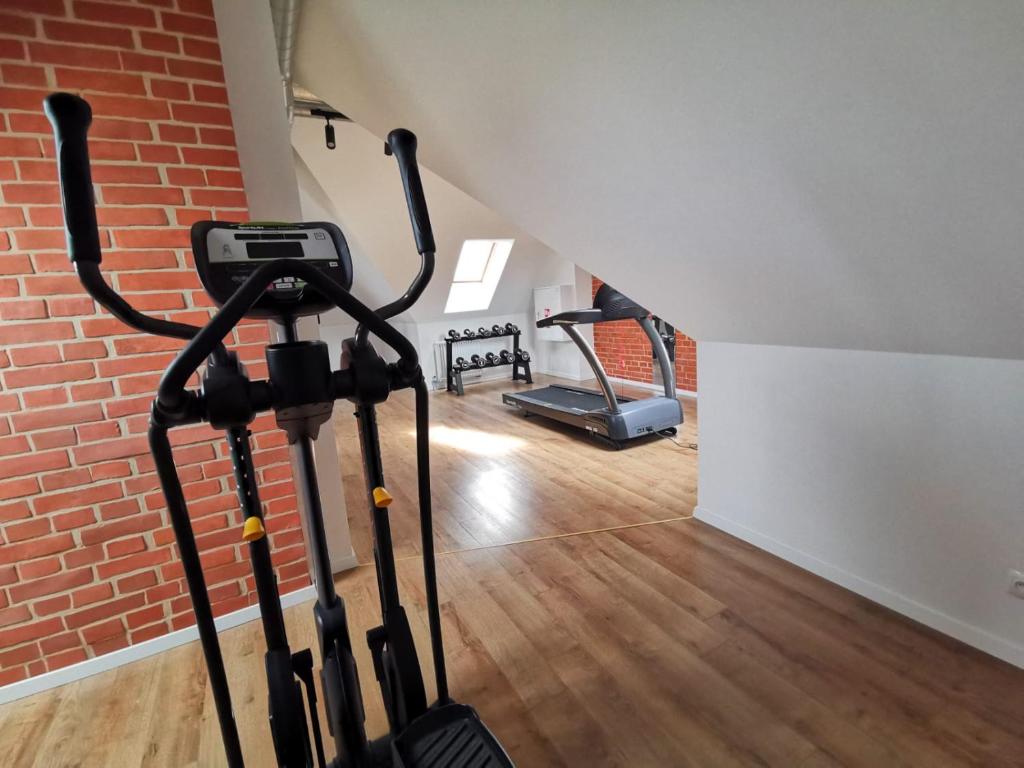 Posilňovňa alebo fitness centrum v ubytovaní Wałowa Jak Nowa