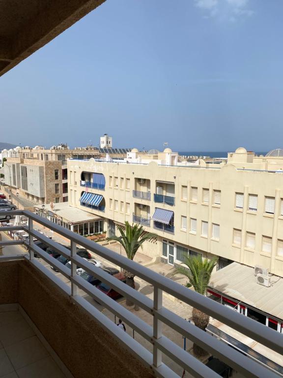 uma vista para a cidade a partir de uma varanda em Apartamento Andalucía - vistas al mar, playa, puerto deportivo, garaje em Garrucha
