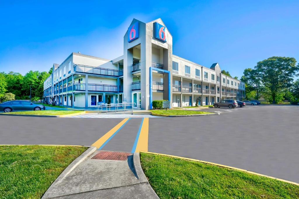 een groot gebouw met een klok erop bij Motel 6 Virginia Beach in Virginia Beach