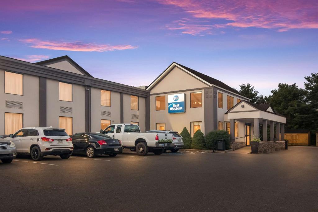 un hotel con coches estacionados en un estacionamiento en Best Western Dutch Valley Inn, en New Philadelphia