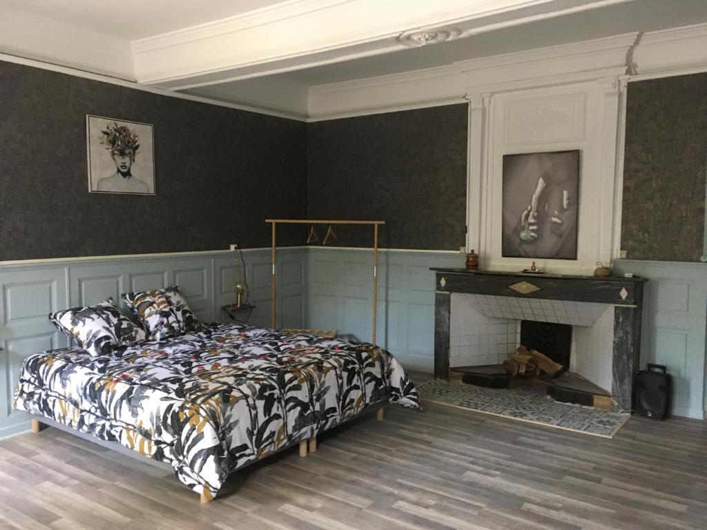 um quarto com uma cama e uma lareira em Le mas Rocamour em Roquemaure