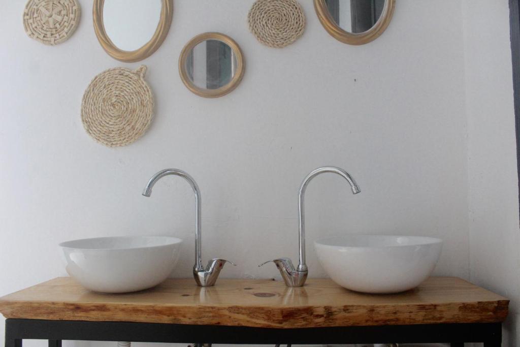 dos lavabos en una mesa de madera con dos grifos en St. António 49 en Faro