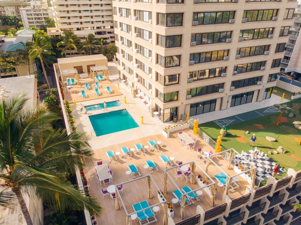  Elle offre une vue aérienne sur un hôtel doté d'une piscine. dans l'établissement Holiday Inn Express Waikiki, an IHG Hotel, à Honolulu