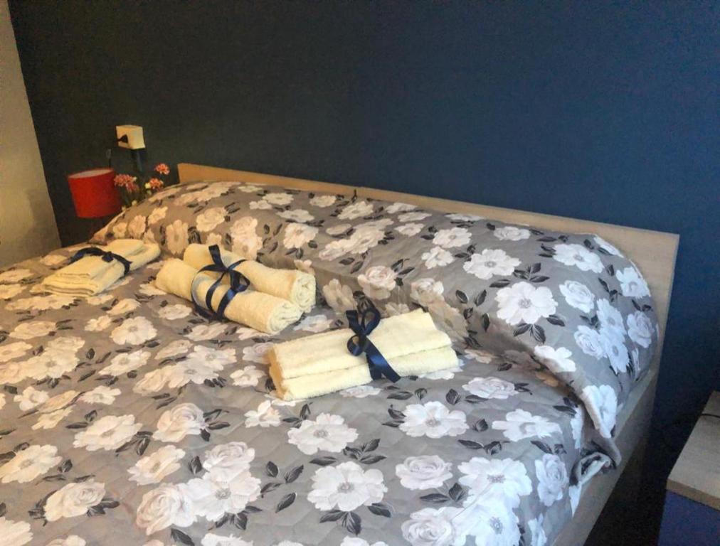 Una cama con flores blancas. en Residence Corso 50, en Mestre