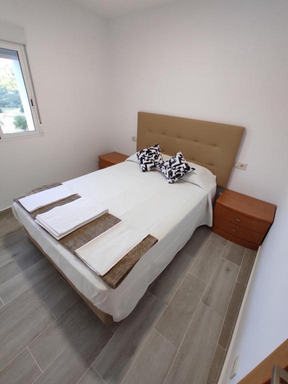 Łóżko w białym pokoju z: w obiekcie Casa do Vale - Casa Termal - Gerês/Xures w mieście Lobios