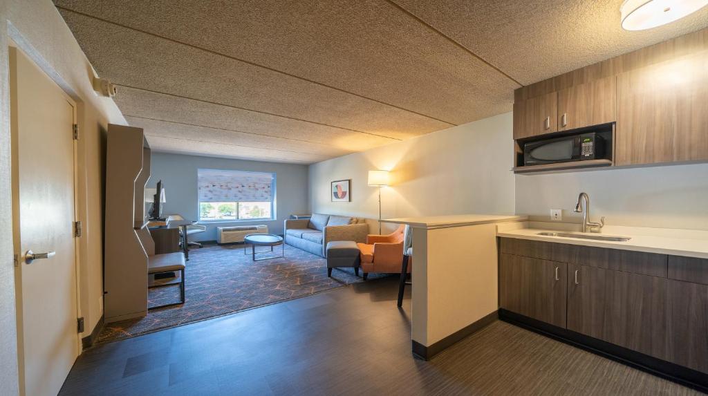 Holiday Inn Cleveland - South Independence by IHG photo