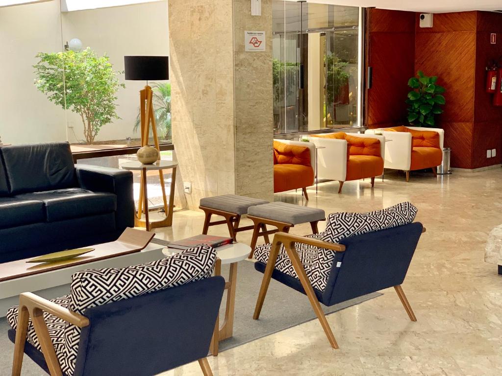 un vestíbulo con sofás y sillas en un edificio en 415 - Rentaqui - Flat Jardins Residence Confort en São Paulo