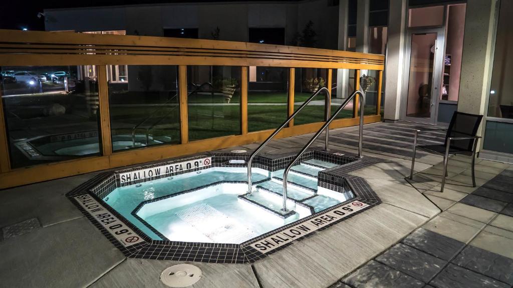 Bazén v ubytování Grey Eagle Resort nebo v jeho okolí