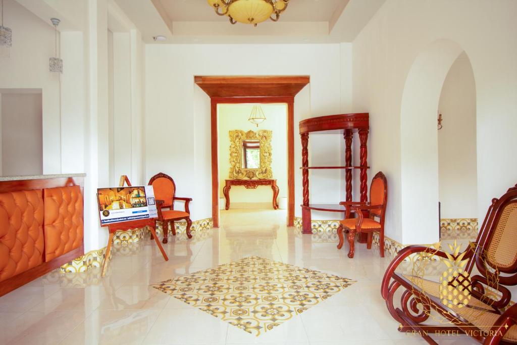 a room with chairs and tables and a mirror at GRAN HOTEL VICTORIA in Rivas