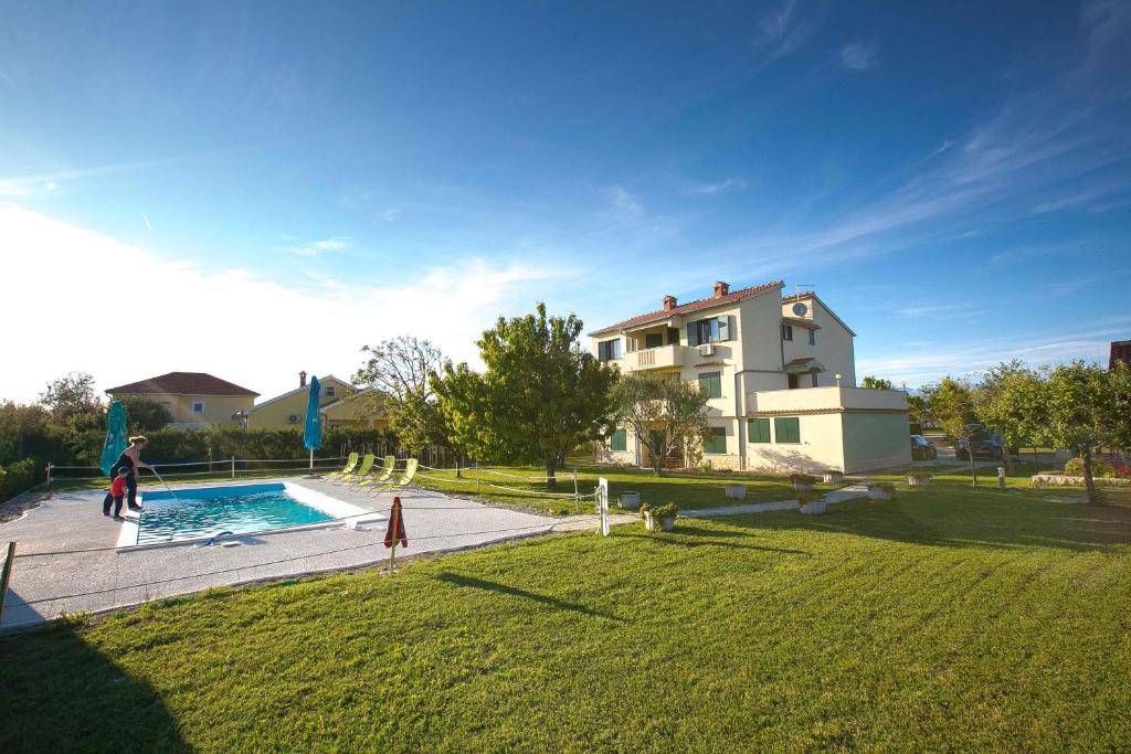 dom z basenem na podwórku w obiekcie Family friendly apartments with a swimming pool Nin, Zadar - 6560 w Nin