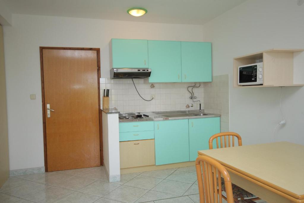 Kuchnia lub aneks kuchenny w obiekcie Family friendly apartments with a swimming pool Nin, Zadar - 6560