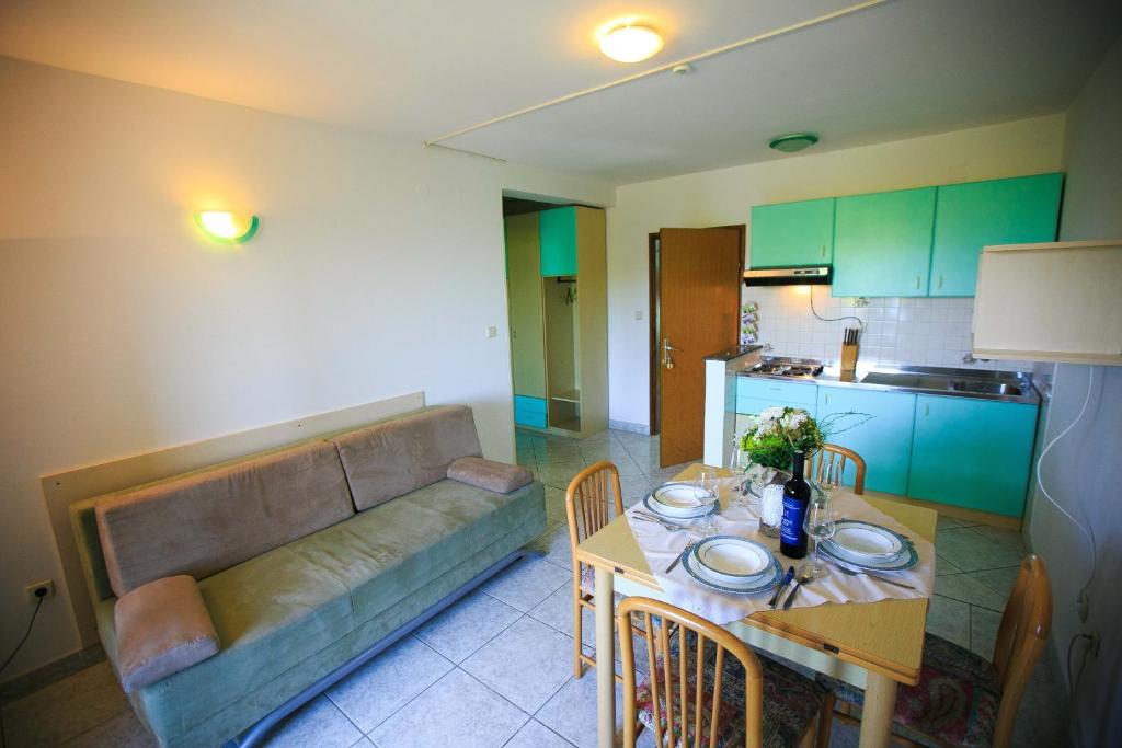 Kuchnia lub aneks kuchenny w obiekcie Family friendly apartments with a swimming pool Nin, Zadar - 6560