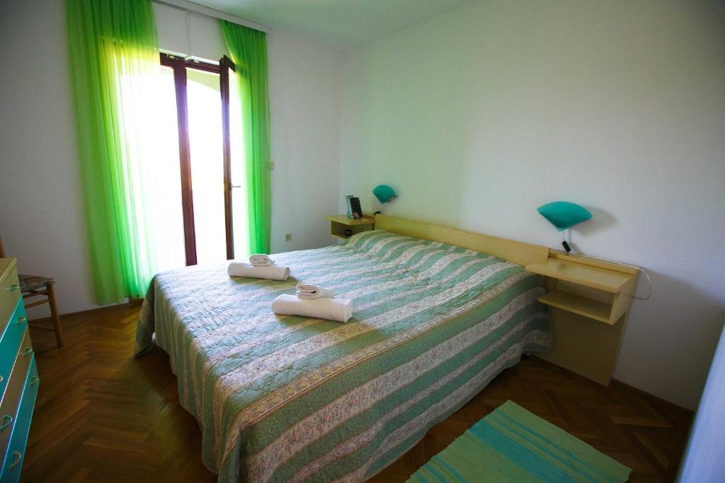 Łóżko lub łóżka w pokoju w obiekcie Family friendly apartments with a swimming pool Nin, Zadar - 6560