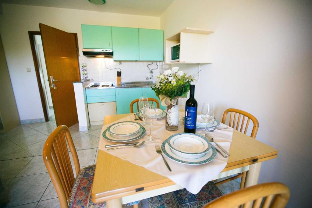 Kuchnia lub aneks kuchenny w obiekcie Family friendly apartments with a swimming pool Nin, Zadar - 6560