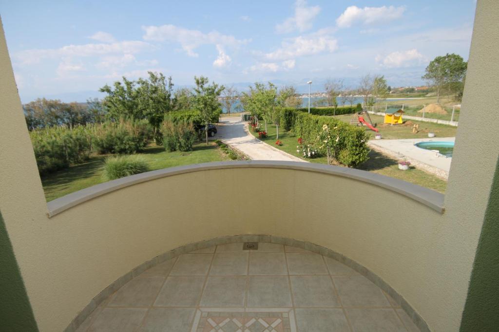 Zdjęcie z galerii obiektu Family friendly apartments with a swimming pool Nin, Zadar - 6560 w Nin