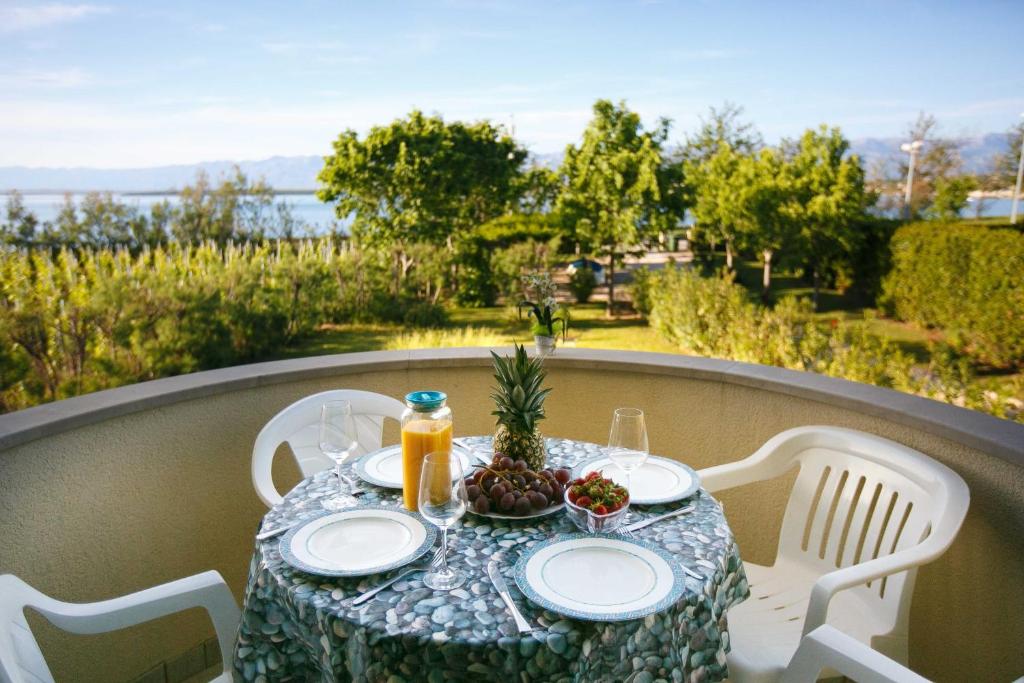 Napoje w obiekcie Family friendly apartments with a swimming pool Nin, Zadar - 6560