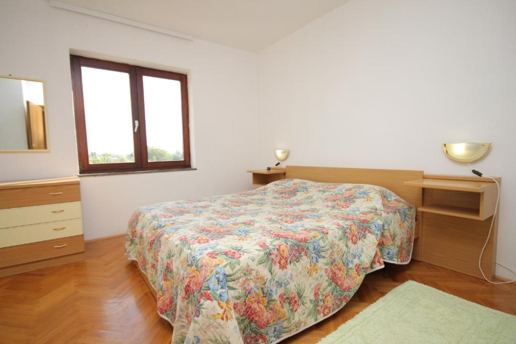 Łóżko lub łóżka w pokoju w obiekcie Family friendly apartments with a swimming pool Nin, Zadar - 6560