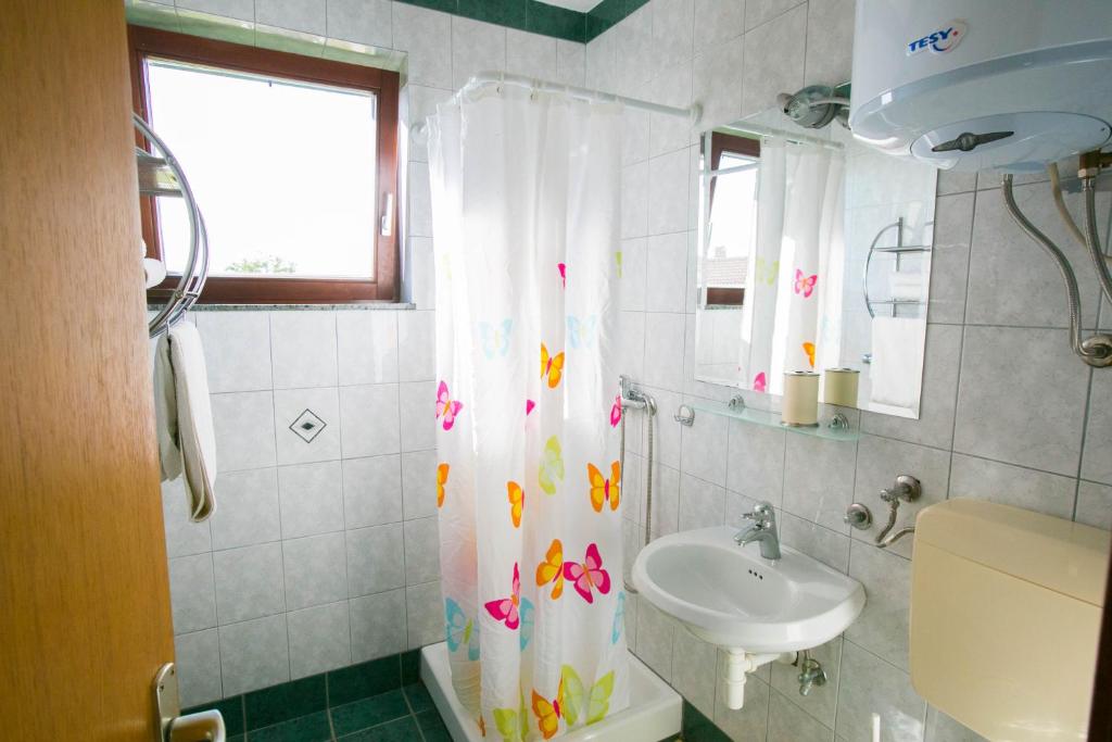 Łazienka w obiekcie Family friendly apartments with a swimming pool Nin, Zadar - 6560