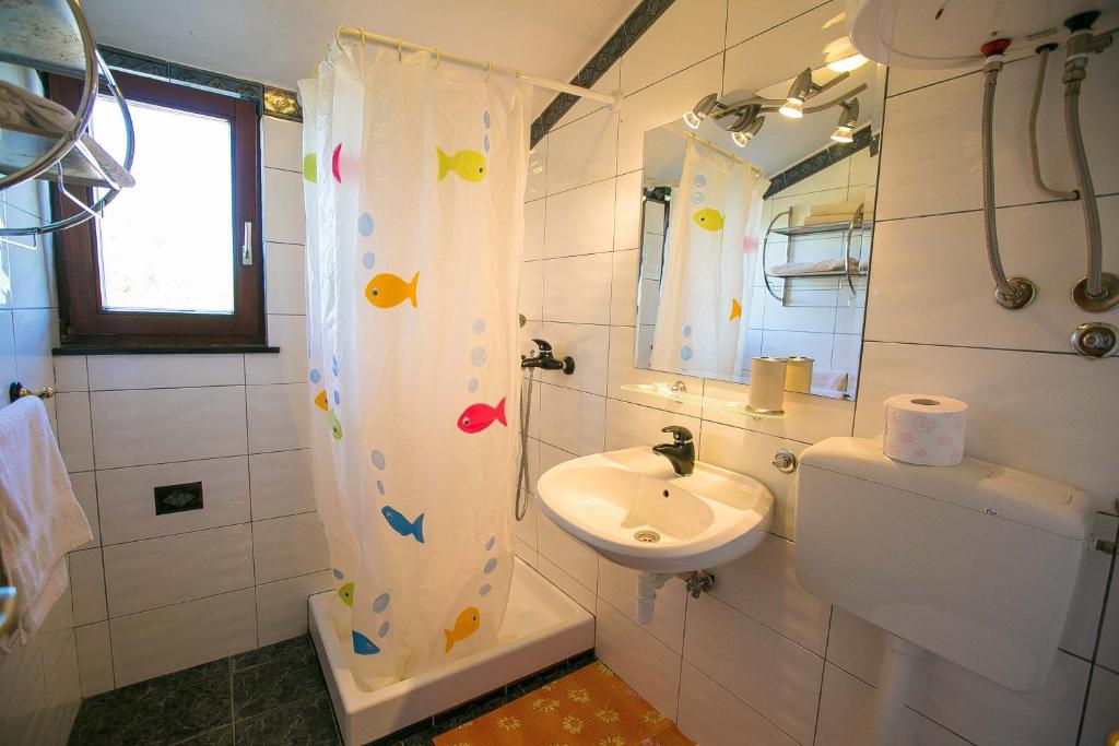 Łazienka w obiekcie Family friendly apartments with a swimming pool Nin, Zadar - 6560