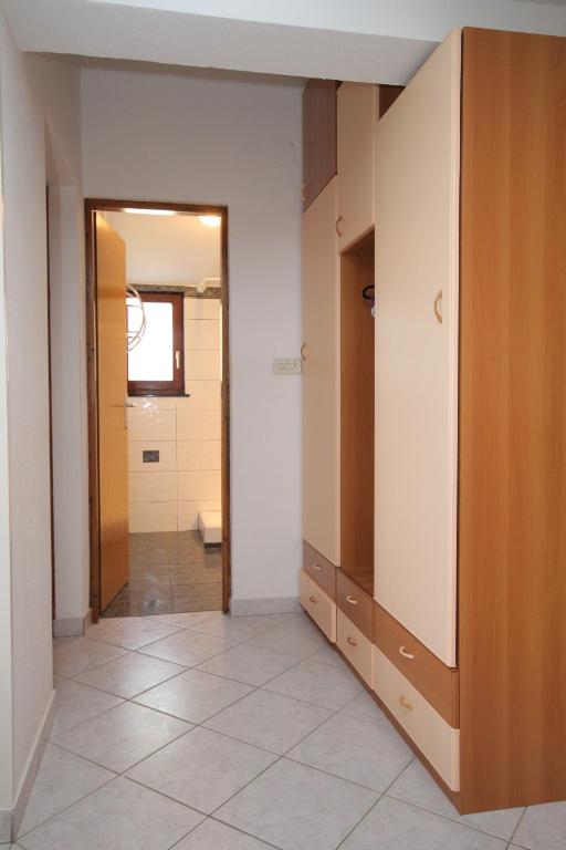 Zdjęcie z galerii obiektu Family friendly apartments with a swimming pool Nin, Zadar - 6560 w Nin