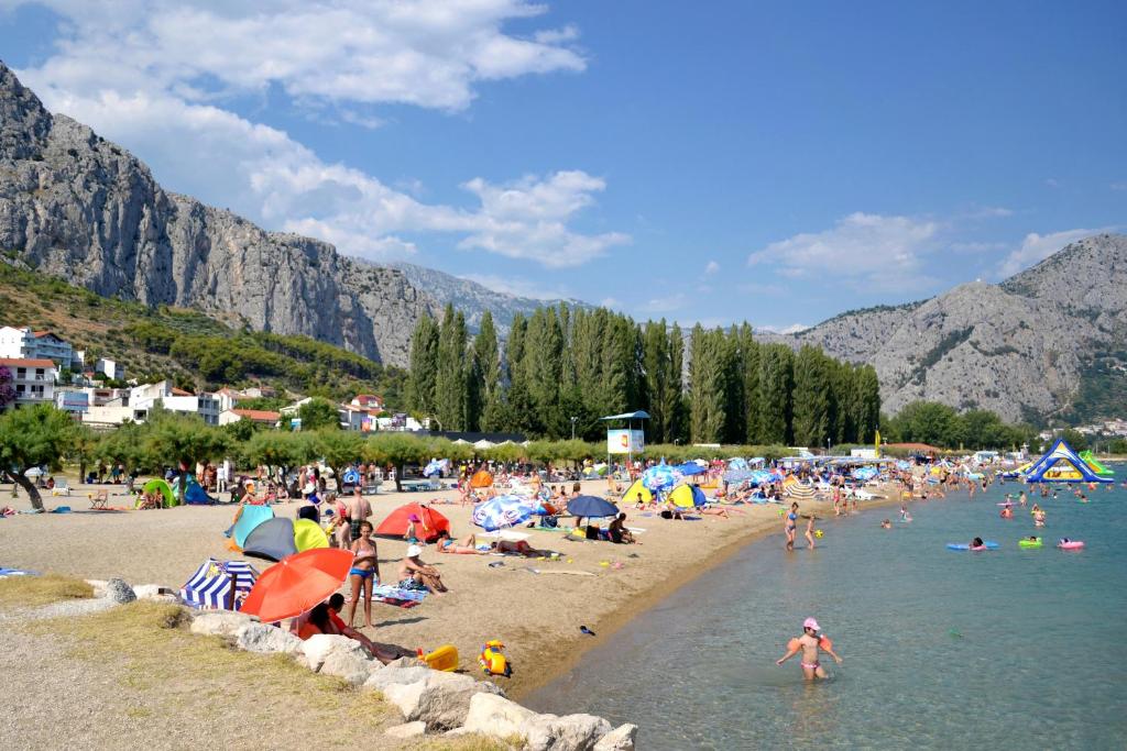Fotografia z galérie ubytovania Apartments by the sea Omis - 7577 v Omise