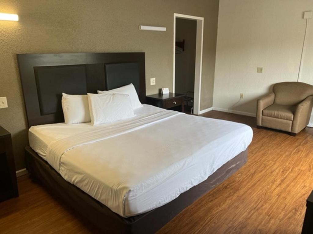 Posh Inn & Suites - Rey Suite