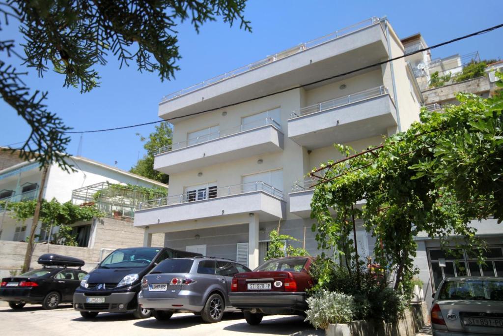 Fotografia z galérie ubytovania Apartments by the sea Omis - 8334 v Omise