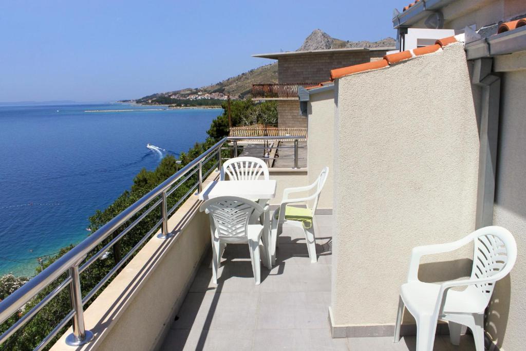 Fotografia z galérie ubytovania Apartments by the sea Omis - 8334 v Omise