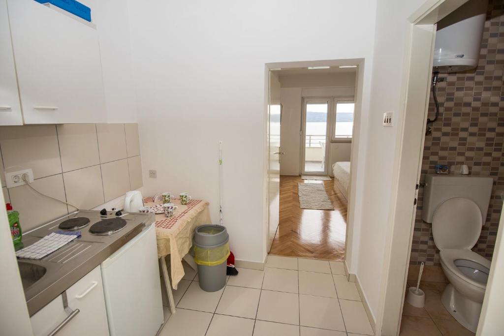 Fotografia z galérie ubytovania Apartments by the sea Omis - 8334 v Omise