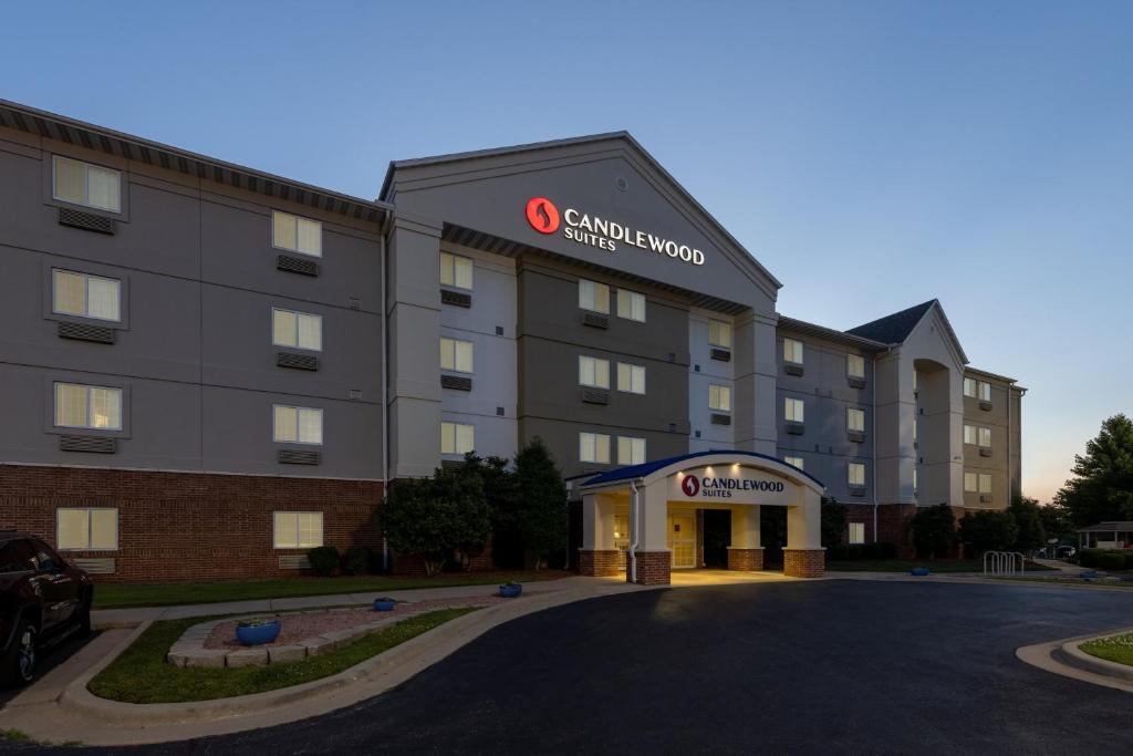 ein Hotel mit einem Schild auf der Vorderseite in der Unterkunft Candlewood Suites Springfield South, an IHG Hotel in Springfield