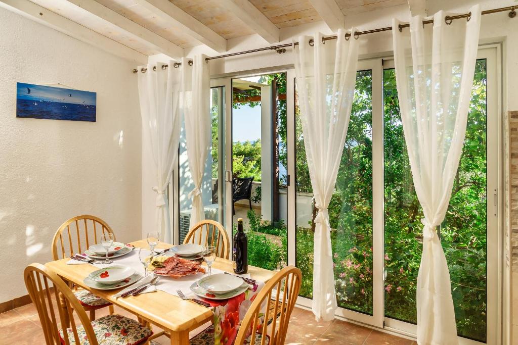 Fotografie z fotogalerie ubytování Apartments by the sea Pisak, Omis - 6897 v destinaci Mimice