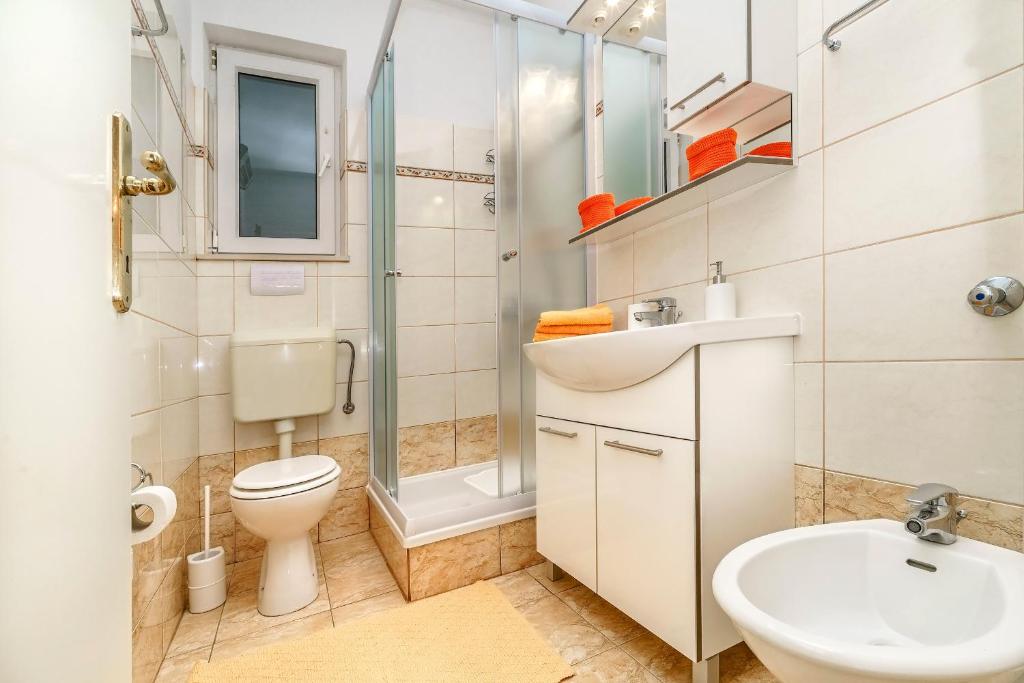Fotografie z fotogalerie ubytování Apartments by the sea Pisak, Omis - 6897 v destinaci Mimice