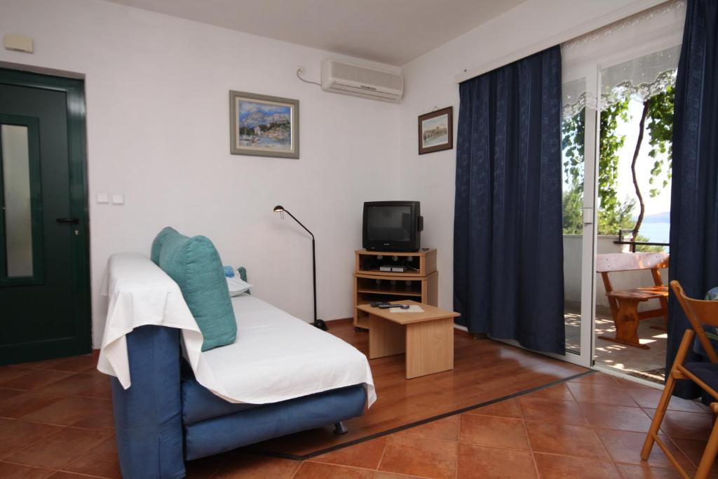 Fotografie z fotogalerie ubytování Apartments by the sea Pisak, Omis - 6897 v destinaci Mimice