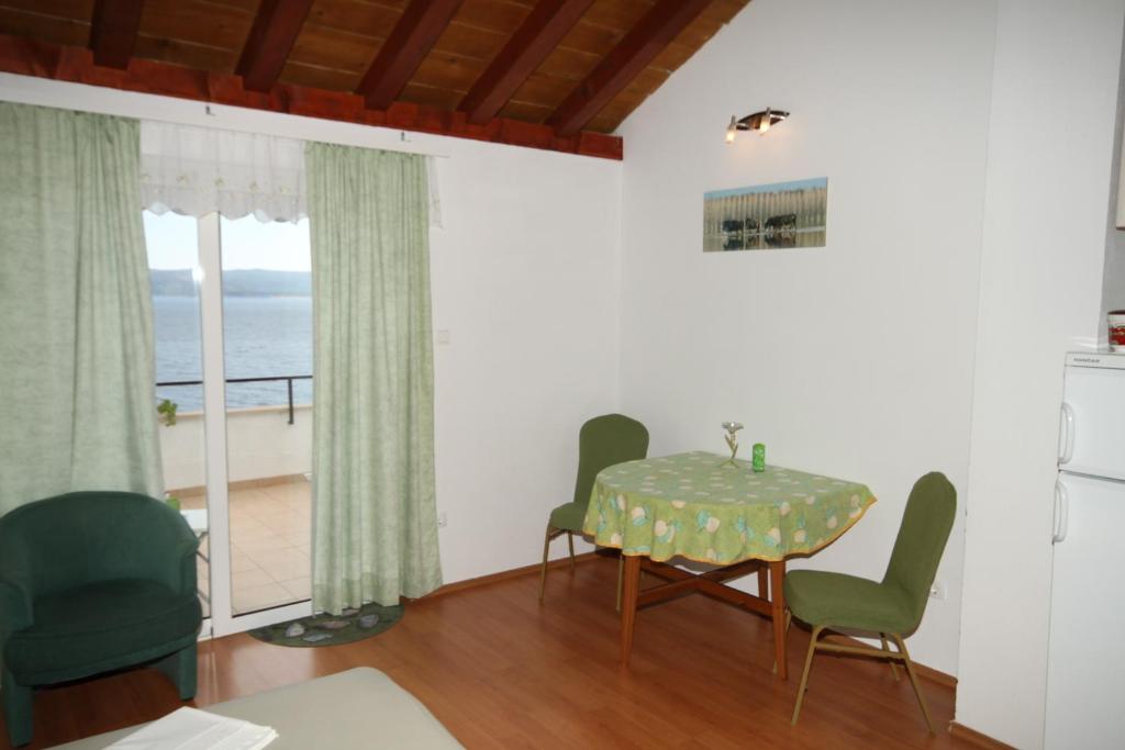 Fotografie z fotogalerie ubytování Apartments by the sea Pisak, Omis - 6897 v destinaci Mimice