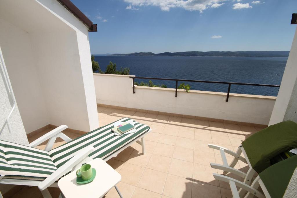 Fotografie z fotogalerie ubytování Apartments by the sea Pisak, Omis - 6897 v destinaci Mimice