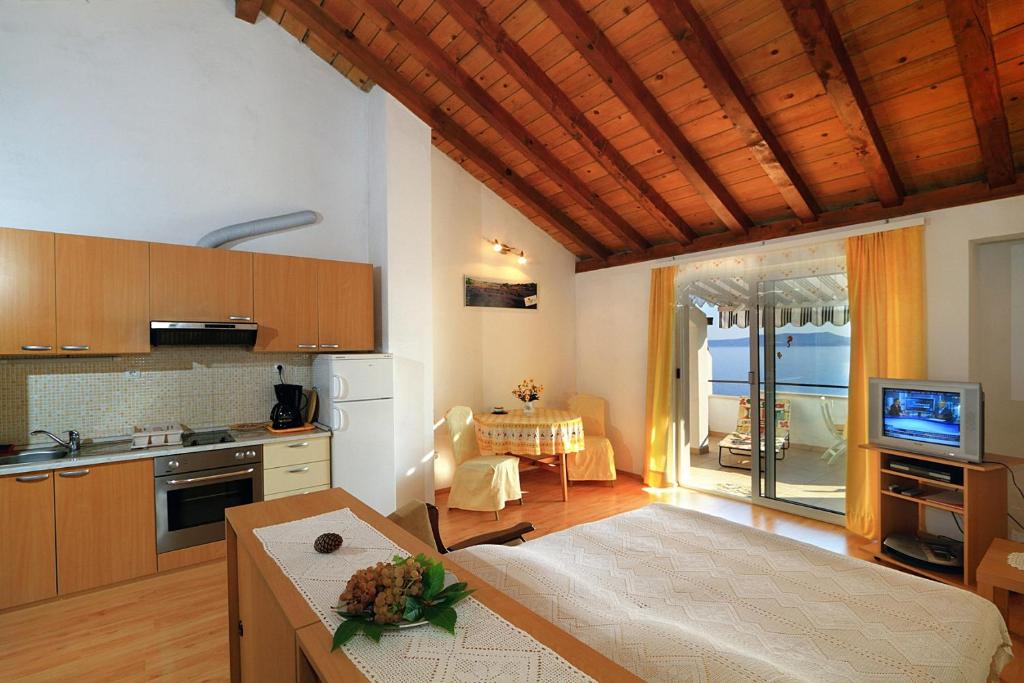 Fotografie z fotogalerie ubytování Apartments by the sea Pisak, Omis - 6897 v destinaci Mimice
