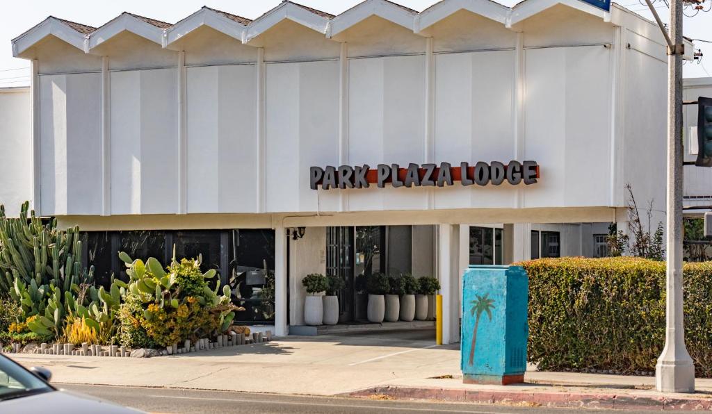 een parkeergarage met een bord aan de voorkant bij Park Plaza Lodge in Los Angeles