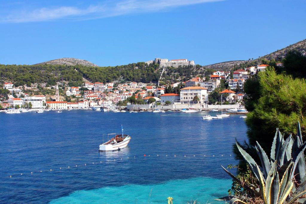 Fotografia z galérie ubytovania Apartments and rooms with parking space Hvar - 13296 v destinácii Hvar