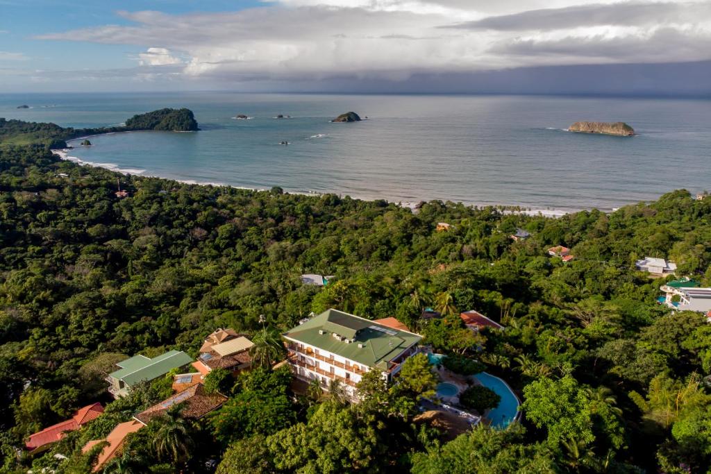 una vista aérea de un complejo y del océano en Hotel La Mariposa, en Manuel Antonio