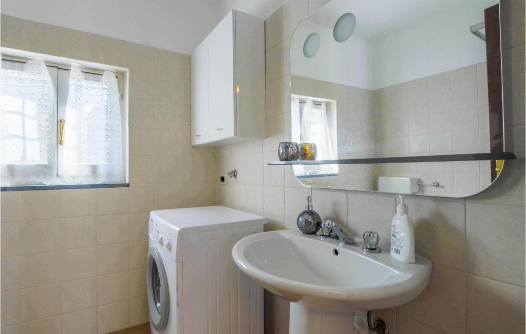 Kúpeľňa v ubytovaní 2 Bedroom Beautiful Home In Framura