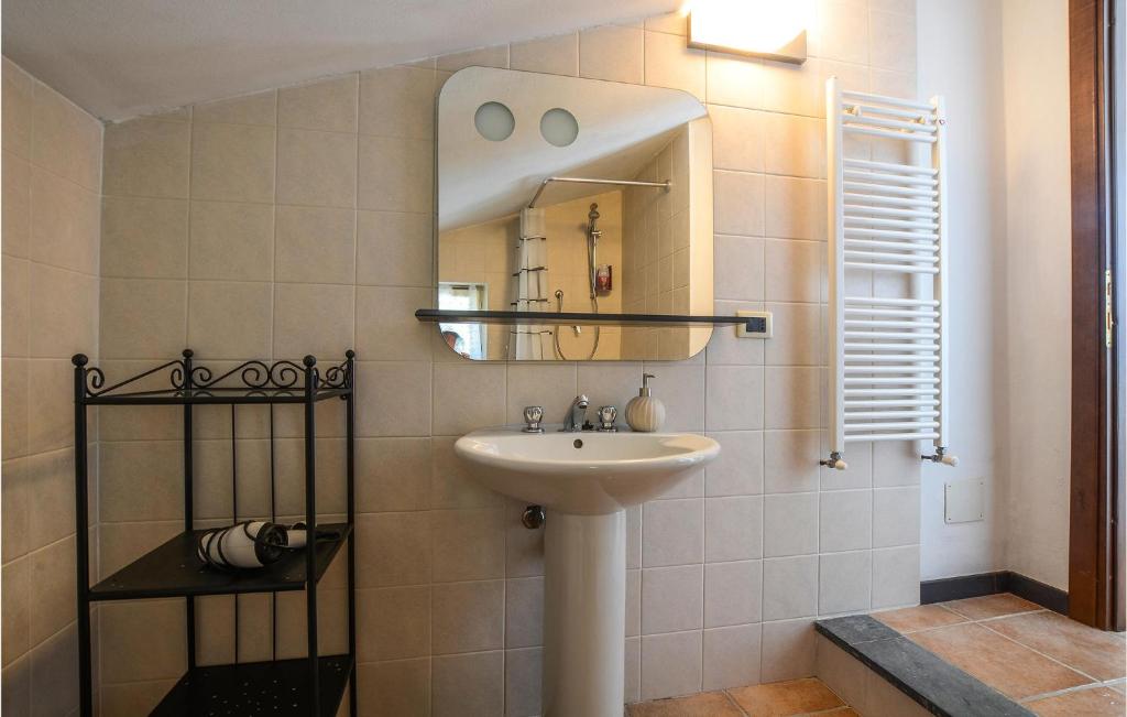 Kúpeľňa v ubytovaní 2 Bedroom Beautiful Home In Framura