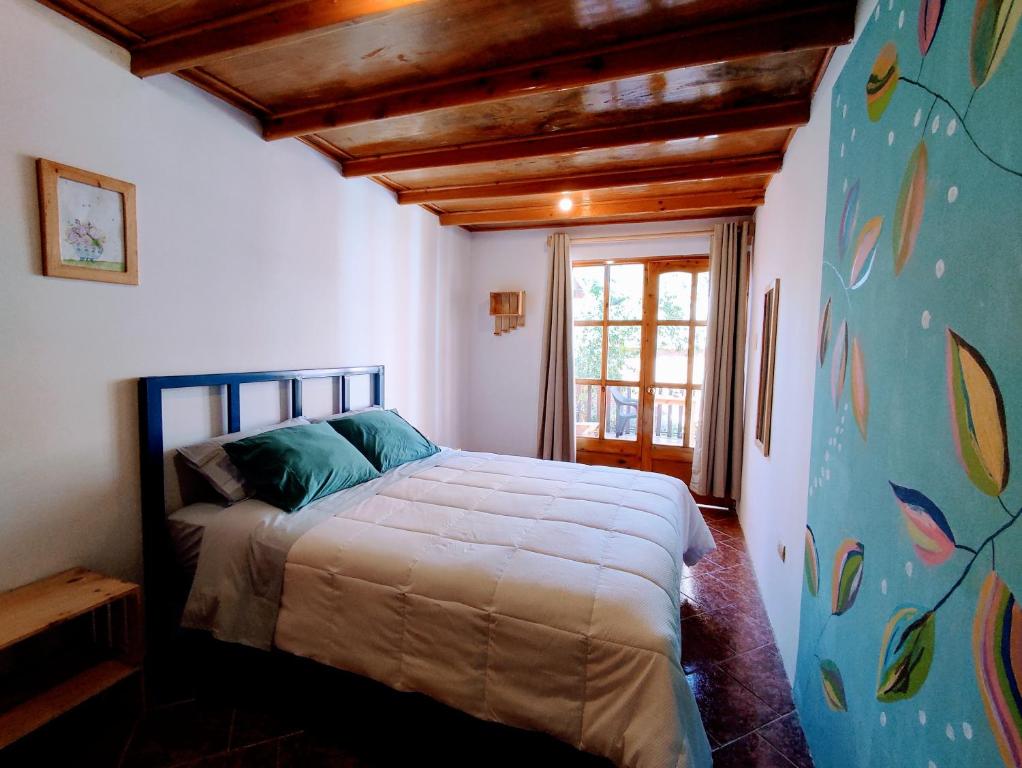 ein Schlafzimmer mit einem großen Bett in einem Zimmer in der Unterkunft Casa Tribu in Huaraz