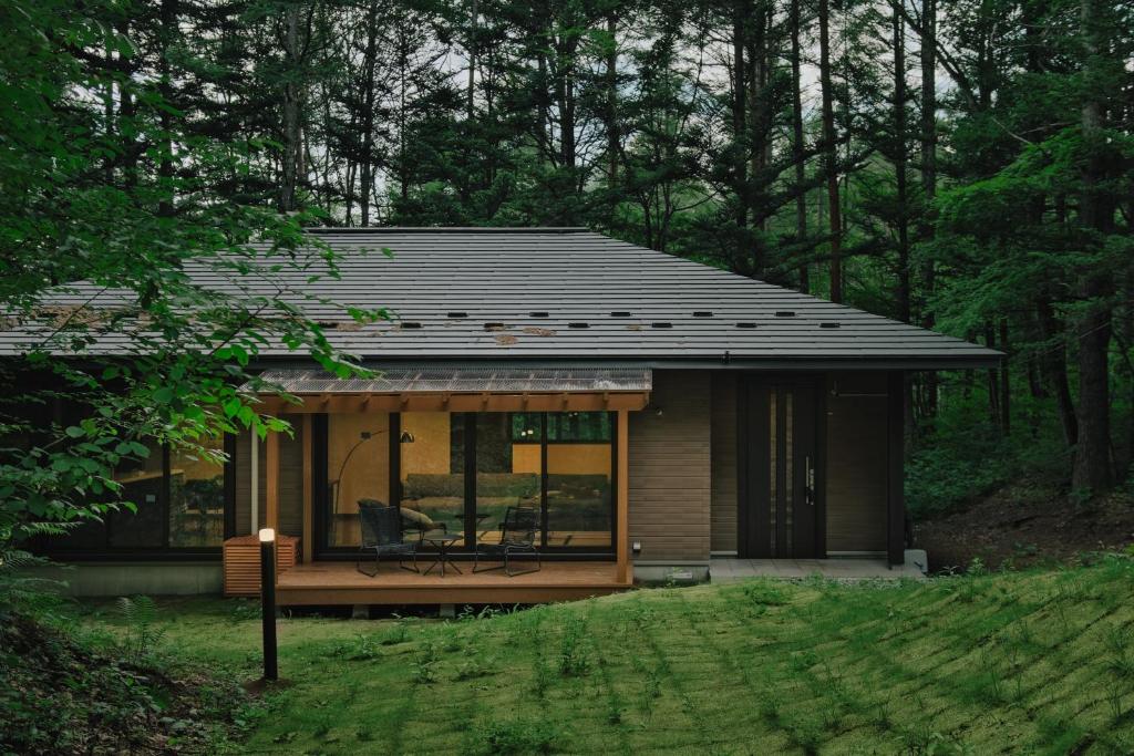 una pequeña casa en medio de un bosque en Fandina藤原, en Azumaiokozan