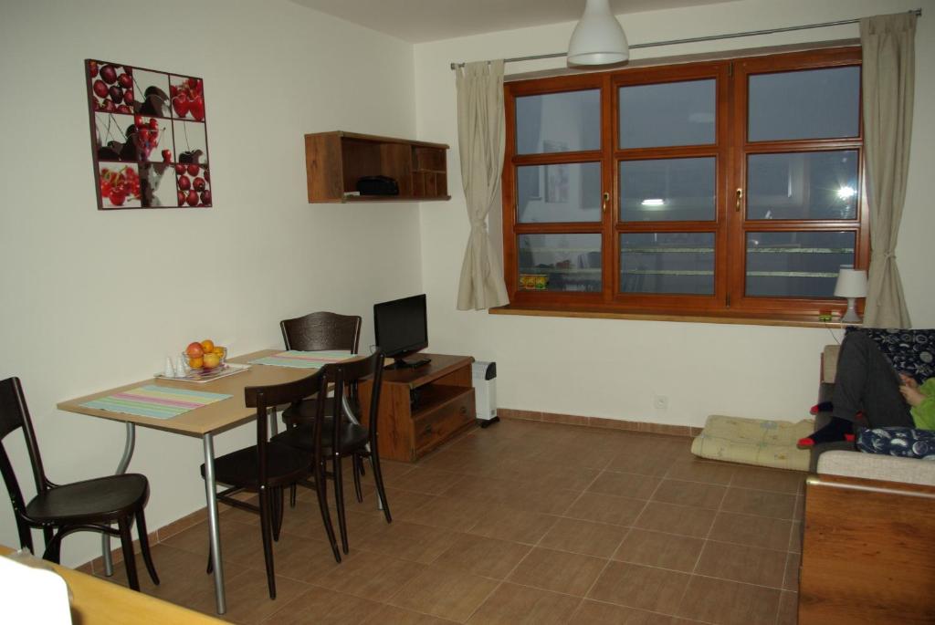 TV a/nebo společenská místnost v ubytování Cihlářská bouda, apartmán 307
