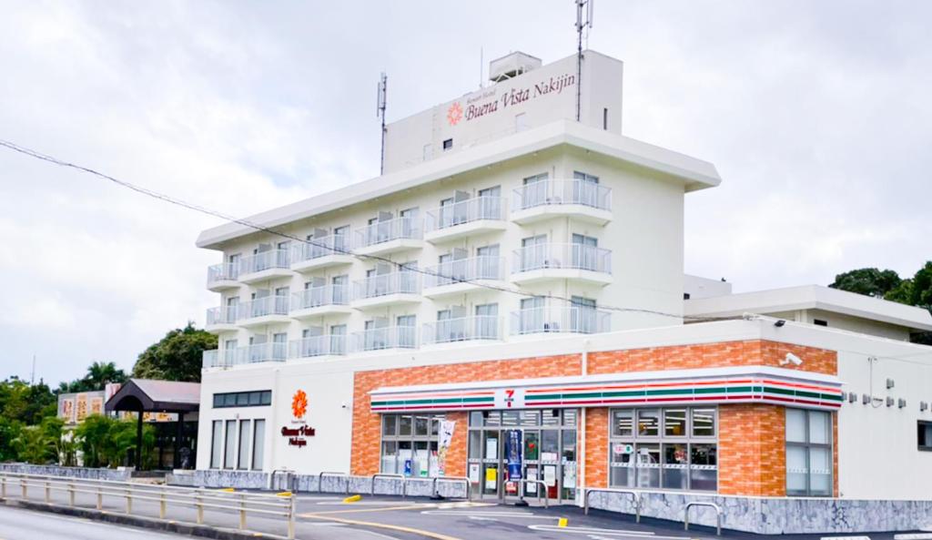 un gran edificio blanco con una torre de reloj en la parte superior en Resort Hotel Buena Vista Nakijin, en Nakijin