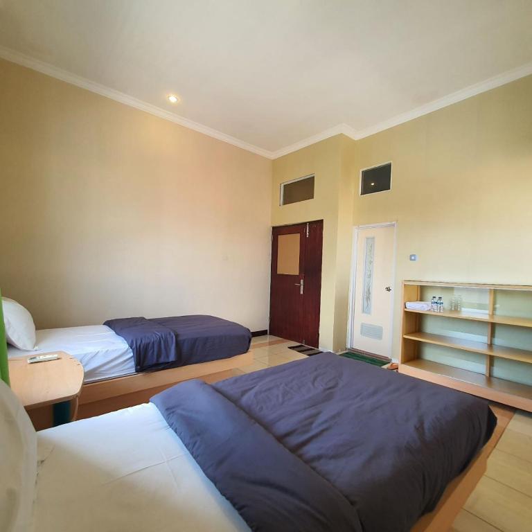 Postel nebo postele na pokoji v ubytování Candi Panggung Family Guest House Syariah