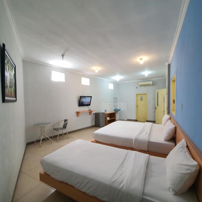 Postel nebo postele na pokoji v ubytování Candi Panggung Family Guest House Syariah